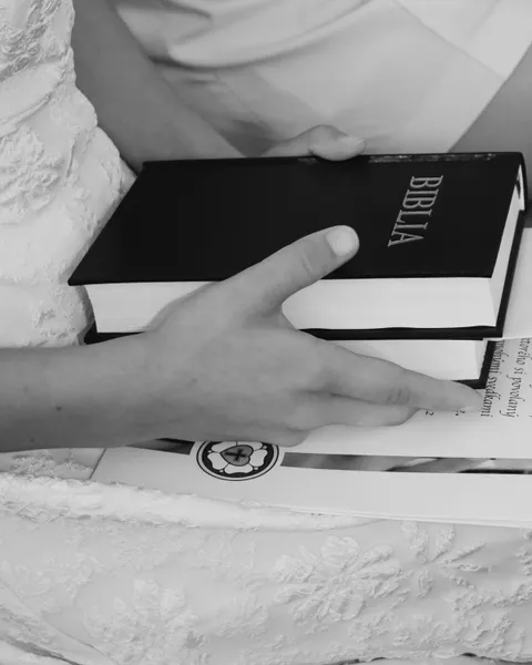 Detail — konfirmand drží Bibliu počas obradu