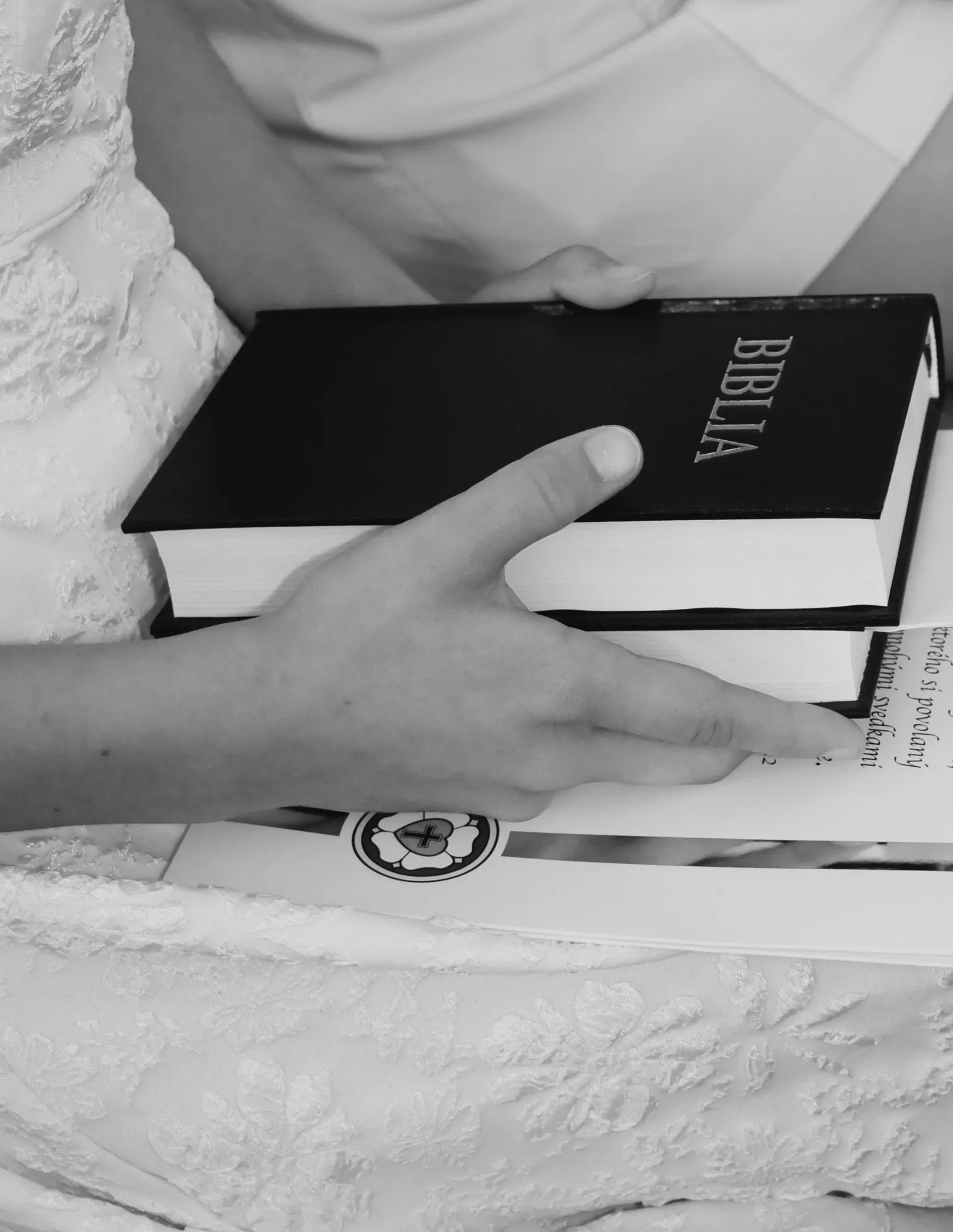 Detail — konfirmand drží Bibliu počas obradu, ukážka fotografického štýlu